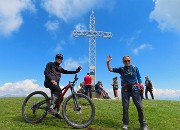 In LINZONE (1392 m) da Roncola il 9 maggio 2026 in solitaria ma incontrando tanti amici-FOTOGALLERY